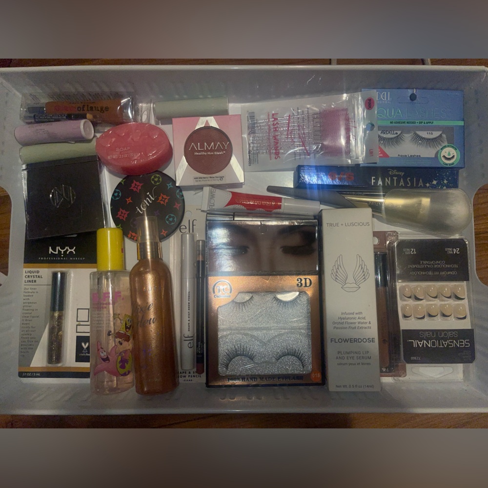 Makeup Bundle - Picture 3 of 5
